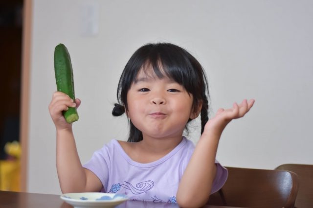 野菜嫌いの子どもが美味しそうに食べることを伝える